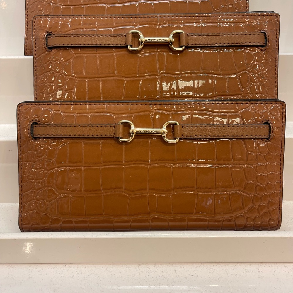 MICHAEL KORS Carson Large Snap Crocodile Embossed Bifold Wallet
Luggage
NWT - Picture 13 of 16